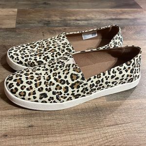 Toms leopard print shoes size 8.5